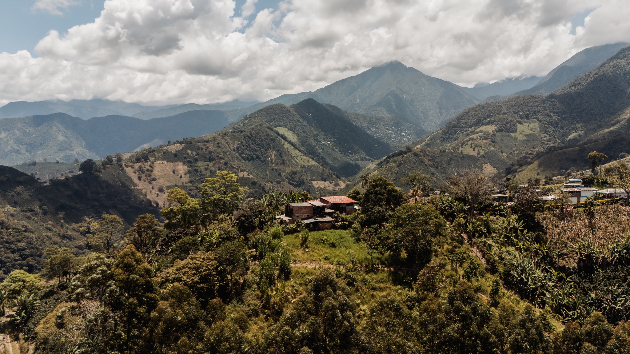 Vista aérea de la finca y las montañas que la rodean